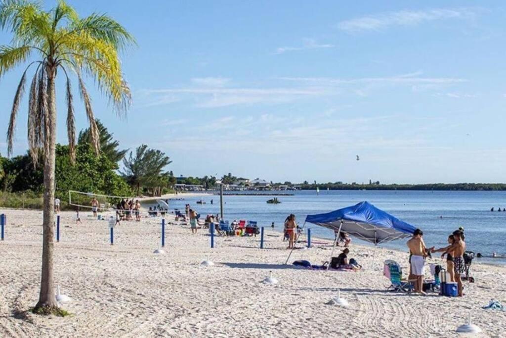 Manatee, Studio202, Beach Steps Away! Pool+Wifi 拉斯金 外观 照片