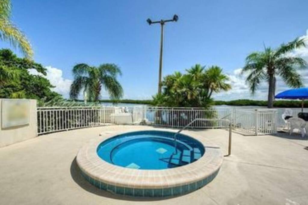 Manatee, Studio202, Beach Steps Away! Pool+Wifi 拉斯金 外观 照片