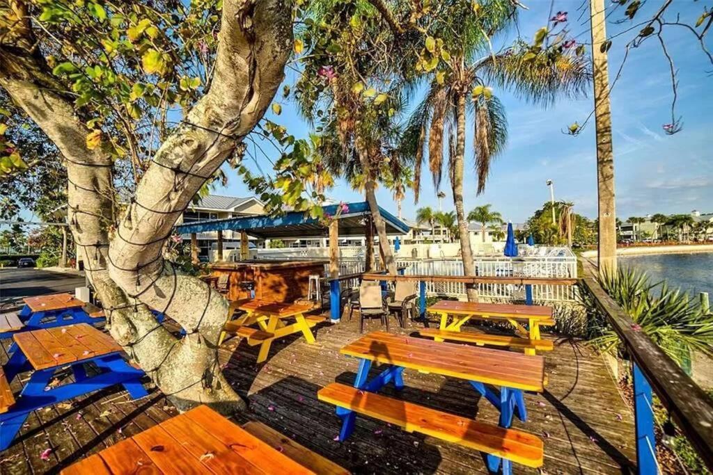 Manatee, Studio202, Beach Steps Away! Pool+Wifi 拉斯金 外观 照片