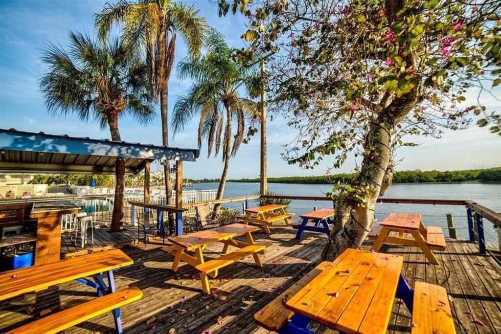 Manatee, Studio202, Beach Steps Away! Pool+Wifi 拉斯金 外观 照片