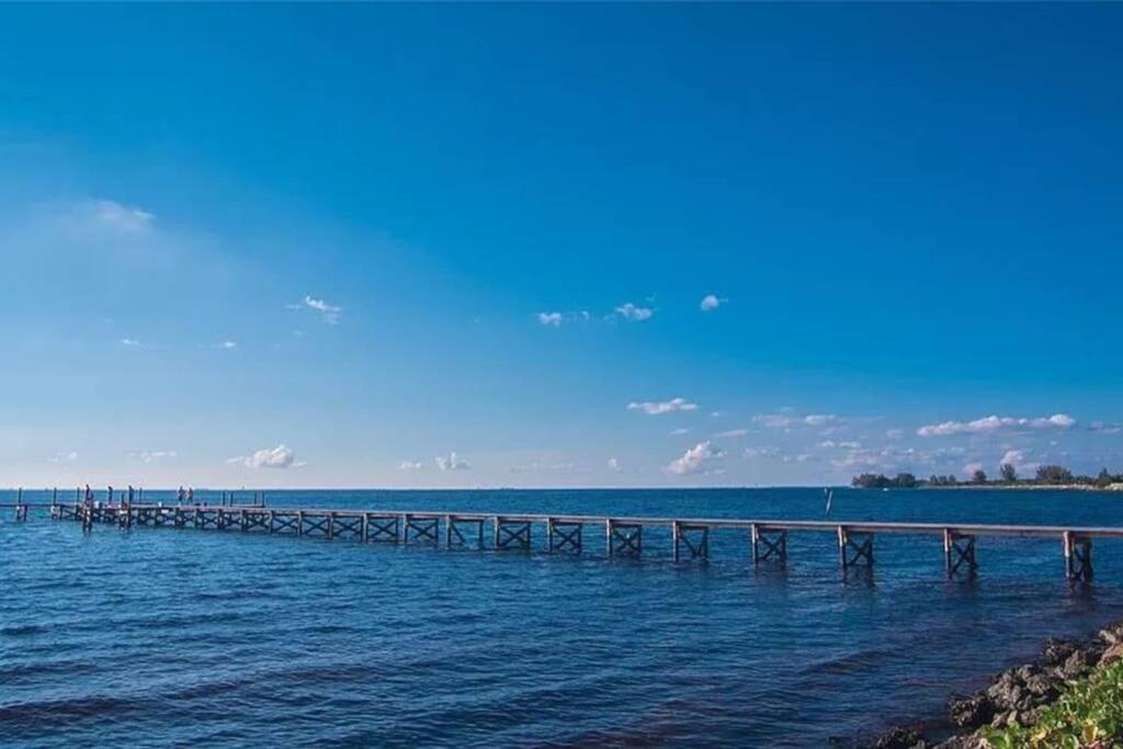 Manatee, Studio202, Beach Steps Away! Pool+Wifi 拉斯金 外观 照片