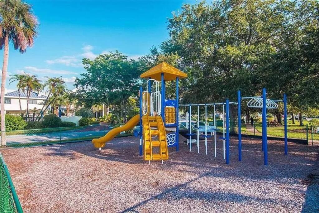 Manatee, Studio202, Beach Steps Away! Pool+Wifi 拉斯金 外观 照片