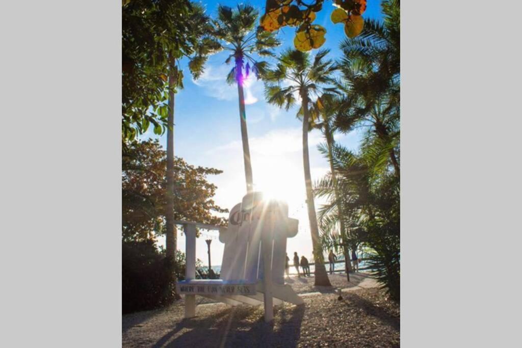 Manatee, Studio202, Beach Steps Away! Pool+Wifi 拉斯金 外观 照片