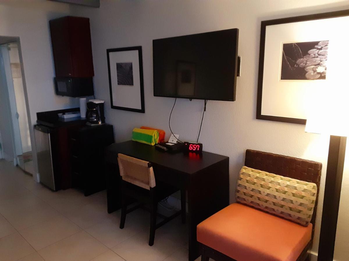 Manatee, Studio202, Beach Steps Away! Pool+Wifi 拉斯金 外观 照片